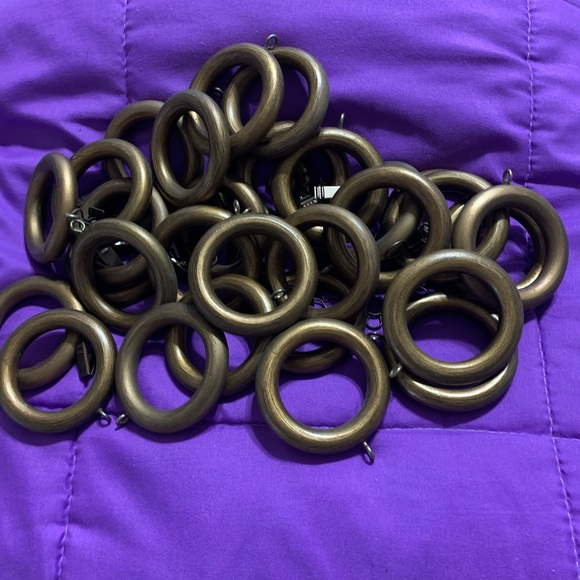30 pieces curtain holder with the clips. Color bronze, they are not heavy. - Picture 2 of 3